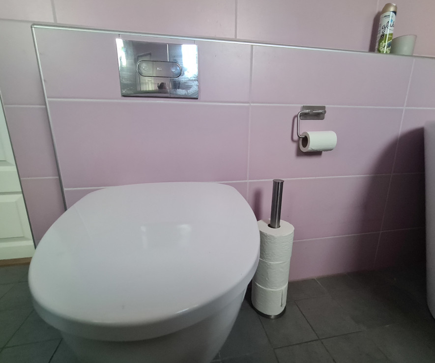 Fristående och väggmonterade toalettpappershållare